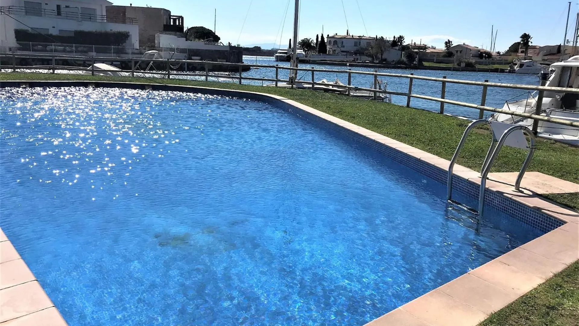 Apartment Apartamento En Roses Con Vistas Al Canal Y Piscina Av-52